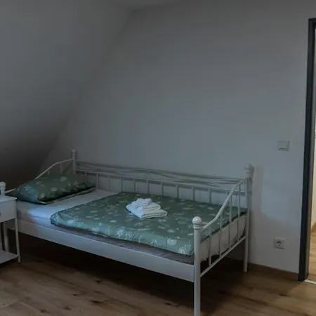 Moderne In Gelsenkirchen-schalke Fuer 1 Bis 7 Personen Mit Terrasse, Ideal Fuer Gruppen & Stadionbesuche Gelsenkirchen