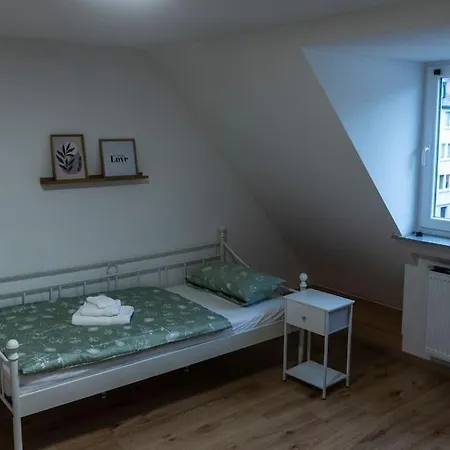 Moderne In Gelsenkirchen-schalke Fuer 1 Bis 7 Personen Mit Terrasse, Ideal Fuer Gruppen & Stadionbesuche