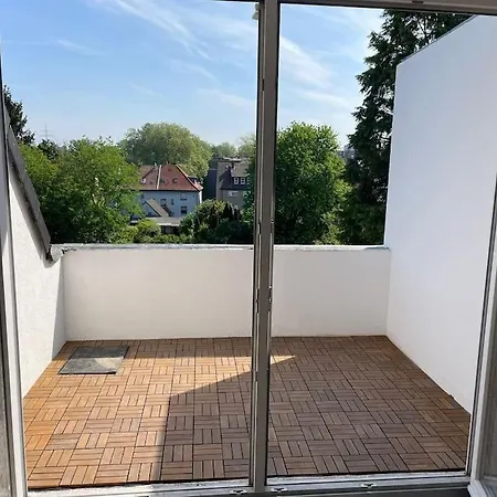 Moderne In Gelsenkirchen-schalke Fuer 1 Bis 7 Personen Mit Terrasse, Ideal Fuer Gruppen & Stadionbesuche Apartment *