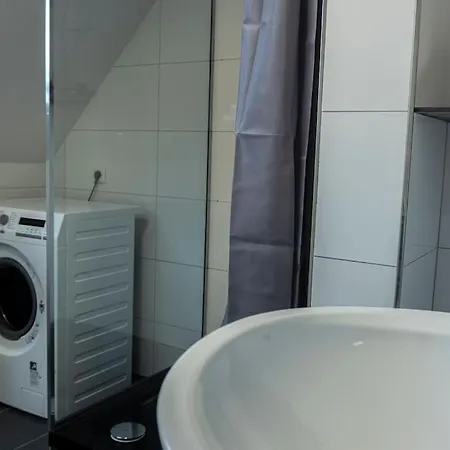 Apartment Moderne In Gelsenkirchen-schalke Fuer 1 Bis 7 Personen Mit Terrasse, Ideal Fuer Gruppen & Stadionbesuche Gelsenkirchen