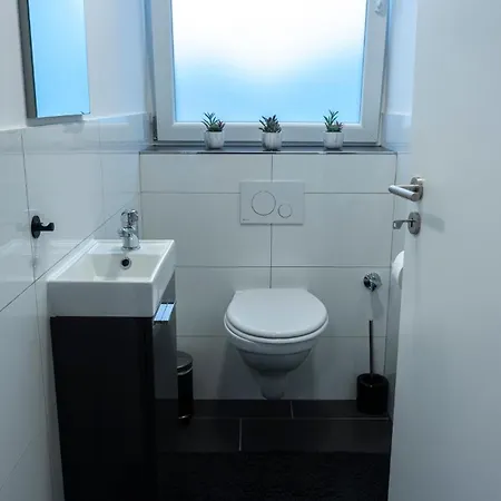 Moderne In Gelsenkirchen-schalke Fuer 1 Bis 7 Personen Mit Terrasse, Ideal Fuer Gruppen & Stadionbesuche Apartmán